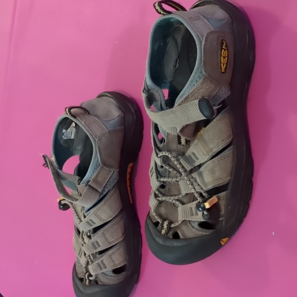 Keen size 7 boys water shoes - Picture 2 of 4